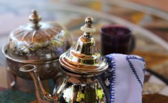 préparer le thé à la menthe de Marrakech